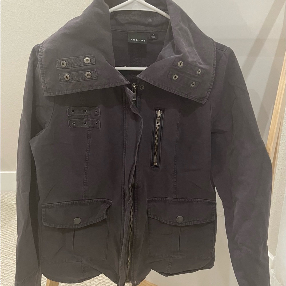 Trouvé: Dark gray light jacket with unique details and two front pockets